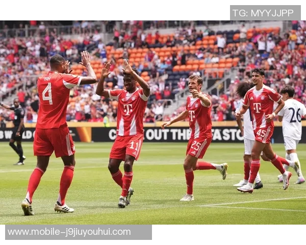 拜仁慕尼黑主教练与球员齐聚世俱杯赛前发布会展现信心与决心