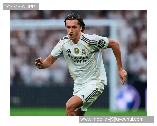 特伦特正式加盟皇马西甲联赛新星崛起球迷热情高涨欢庆盛况